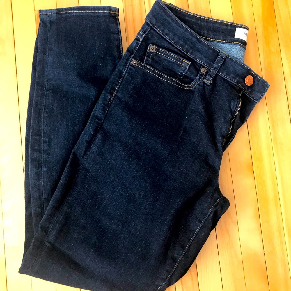 Gap curves true skinny jeans. Size 28.